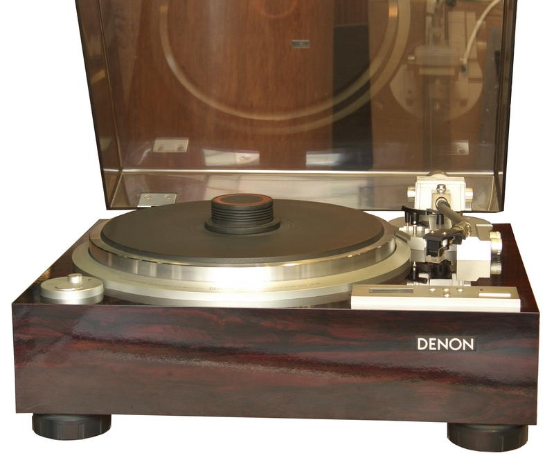 Platine Disque Vinyle DENON DP 59 optimis?e Bras droit + Bras en S Cellule satin optimis?e M18E ? bobine mobile avec transformateur optimis? pour cette cellule Presse-disque (700g), contrepoids, coquille Nagaoka Sortie sur M/M : 30 mV Dynamique >= 105 dB Accessoire : bras lenco clean long DENON DP59