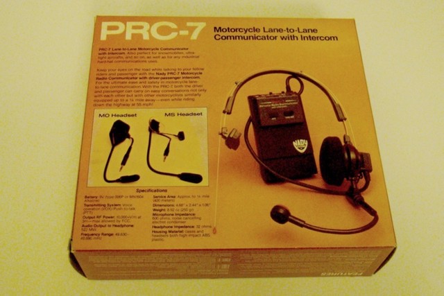 Motorcycle Lane-to-Lane Communicator. Paire de casques microphoness-?couteurs HF. Port?e de communication : 400 m?tres Intercom NADY PRC7